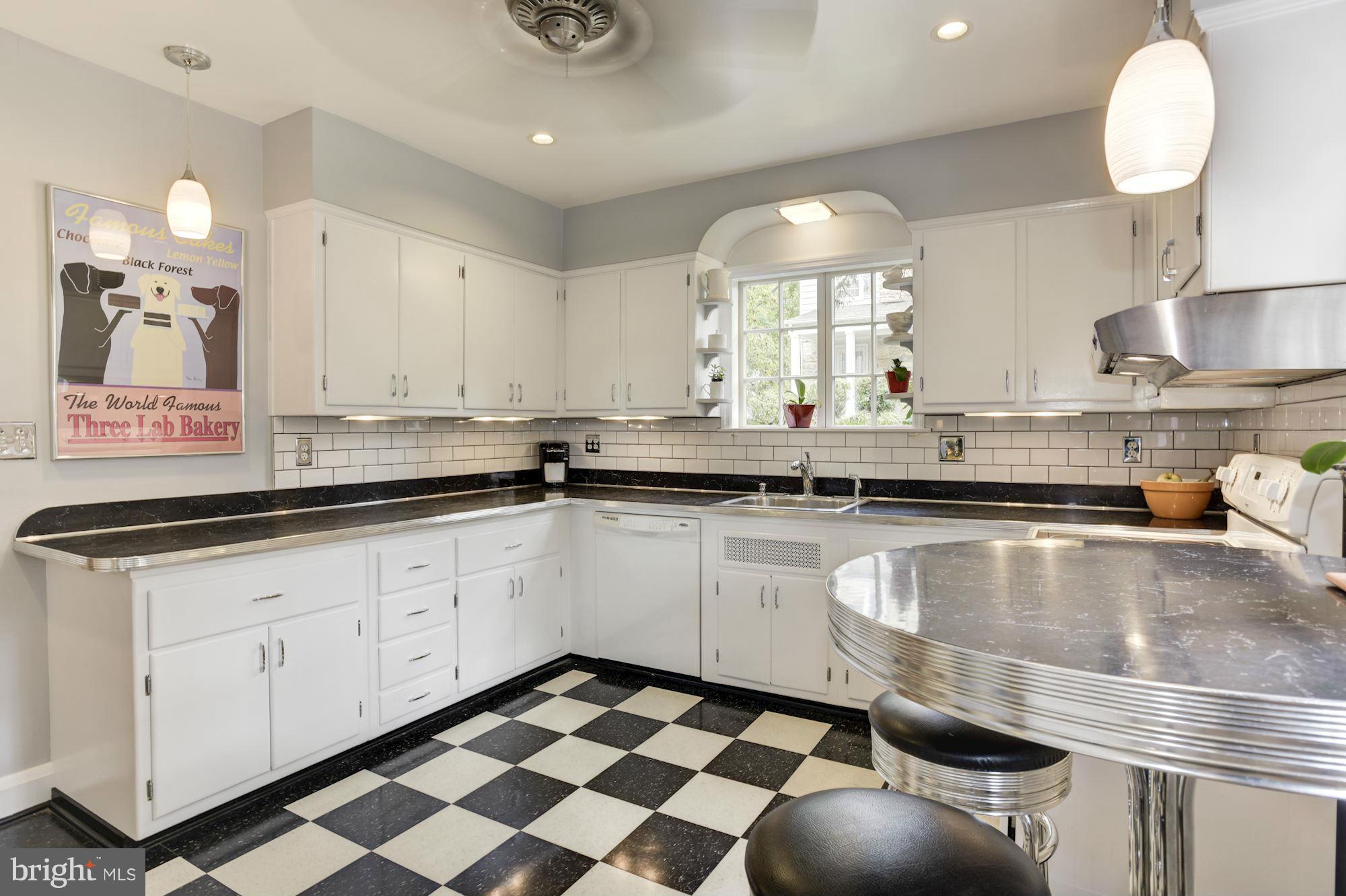 17 Aintree Road Towson, MD 21286 - Photo 10 of 30 Very large kitchen with table space