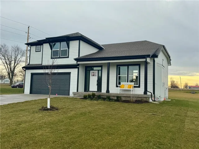 $434,950 | 15501 Lakeside Drive, Basehor, KS 66007