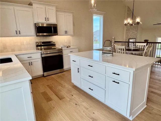 $434,950 | 15501 Lakeside Drive, Basehor, KS 66007