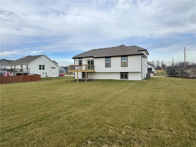 $434,950 | 15501 Lakeside Drive, Basehor, KS 66007