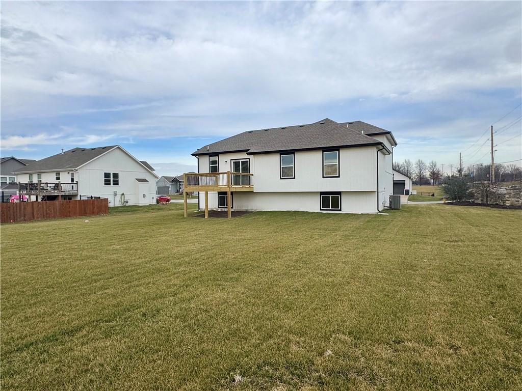 15501 Lakeside Drive Basehor, KS 66007 - Photo 4 of 38