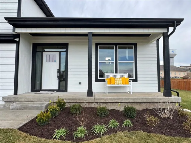 $434,950 | 15501 Lakeside Drive, Basehor, KS 66007