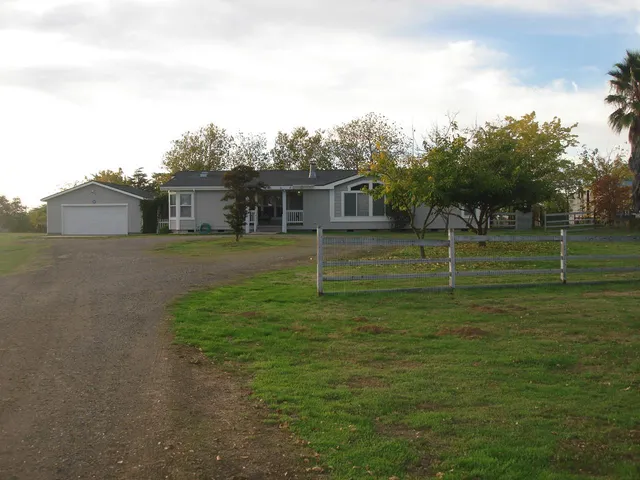 a view of a house with a backyard