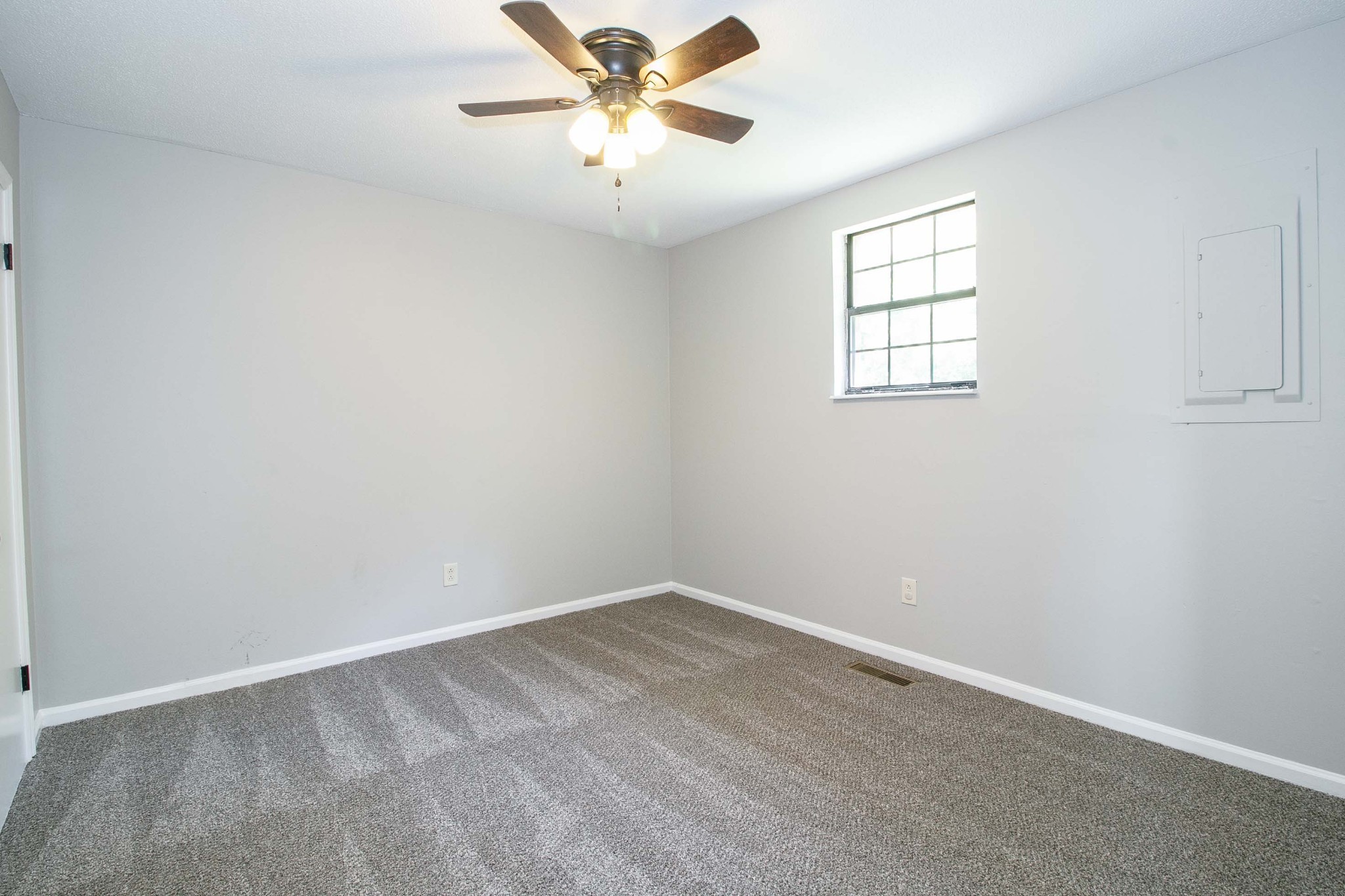 1088 Mcdaniel Road Clarksville, TN 37043 - Photo 13 of 71 an empty room with windows and fan
