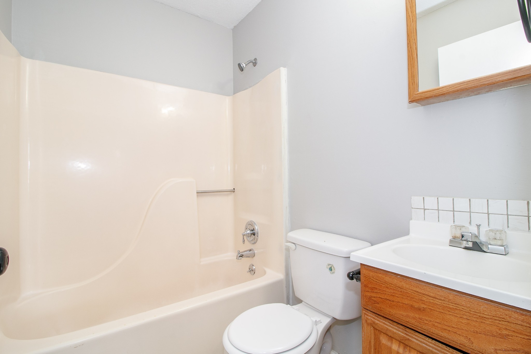 1088 Mcdaniel Road Clarksville, TN 37043 - Photo 17 of 71 a bathroom with a sink toilet and bathtub