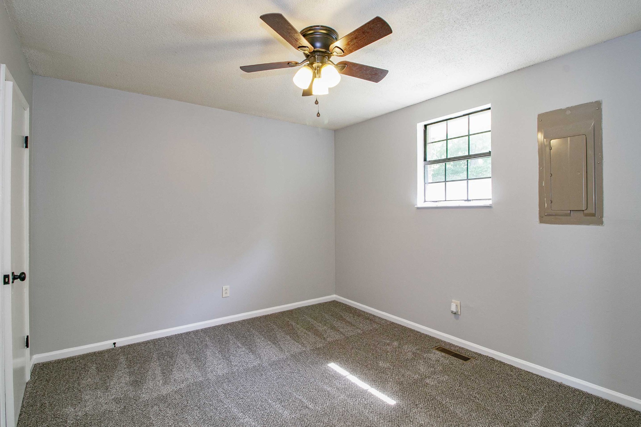 1088 Mcdaniel Road Clarksville, TN 37043 - Photo 32 of 71 an empty room with windows and fan