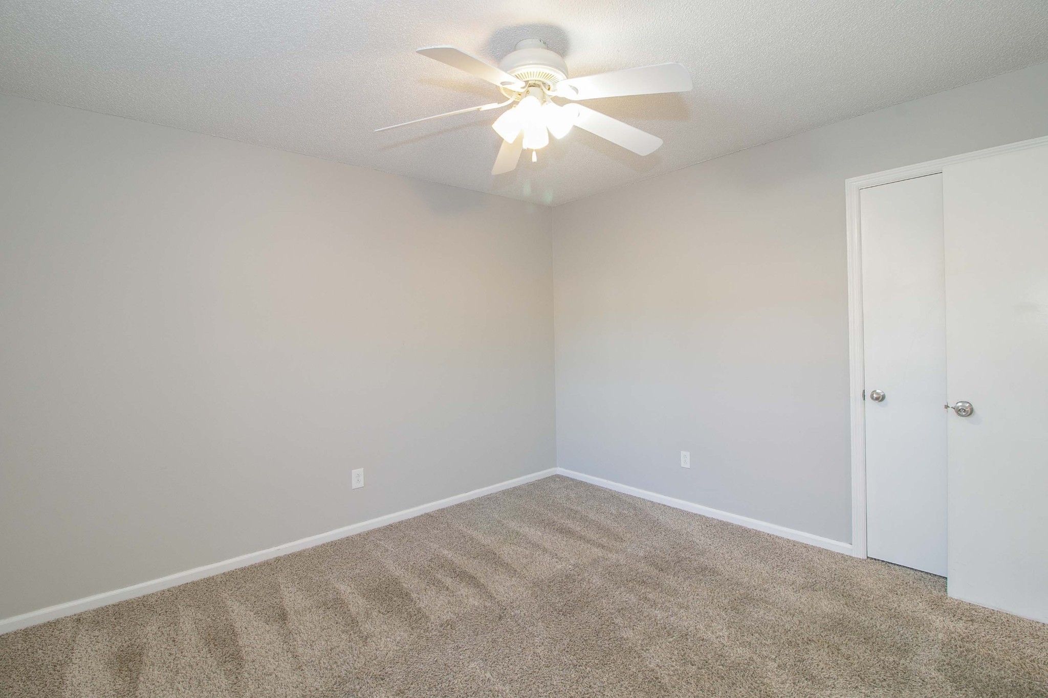 1088 Mcdaniel Road Clarksville, TN 37043 - Photo 61 of 71 an empty room with a chandelier fan and closet