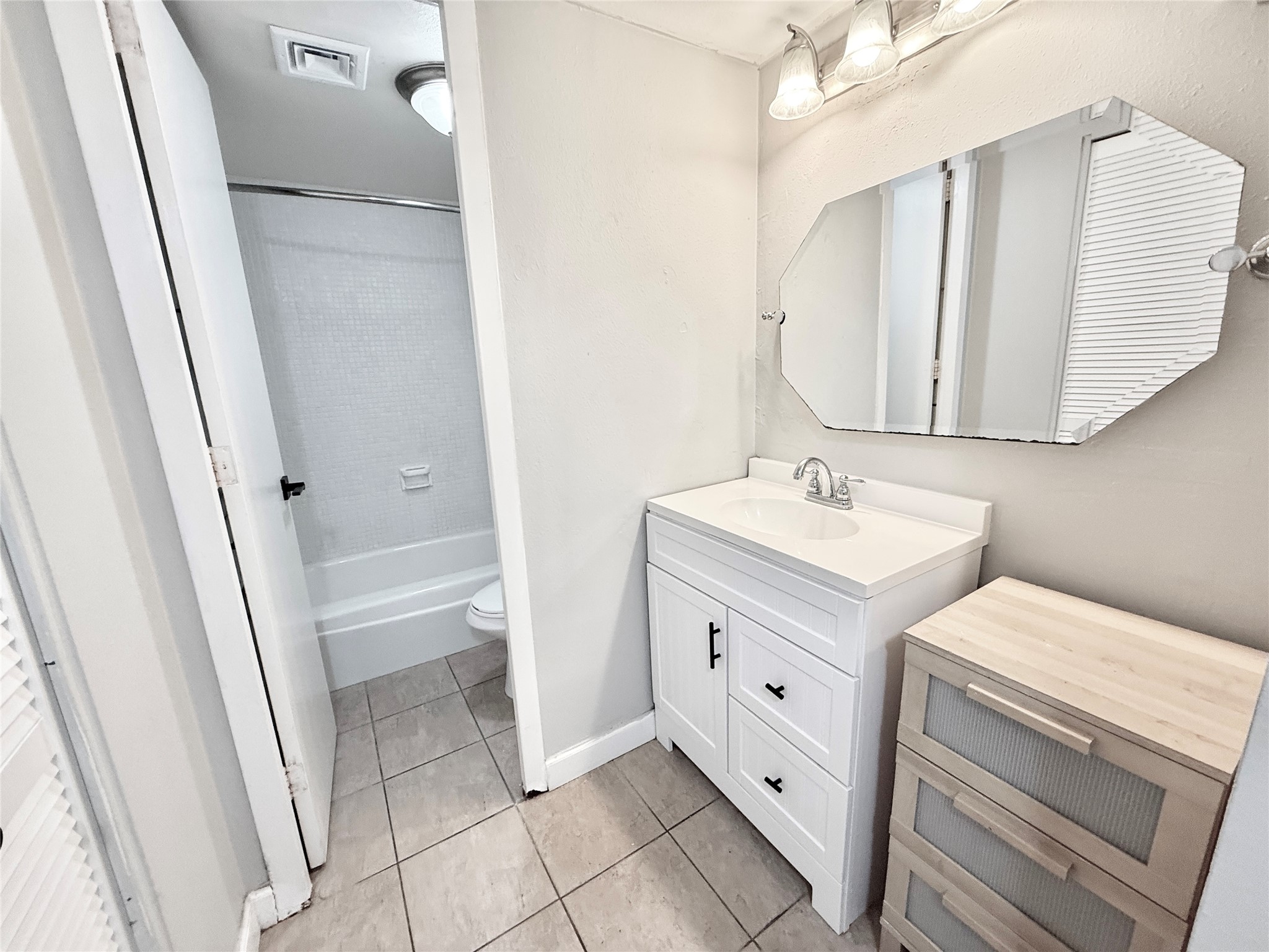 2016 Main Street, Unit 2204 Houston, TX 77002 - Photo 9 of 24 Bathroom vanity area