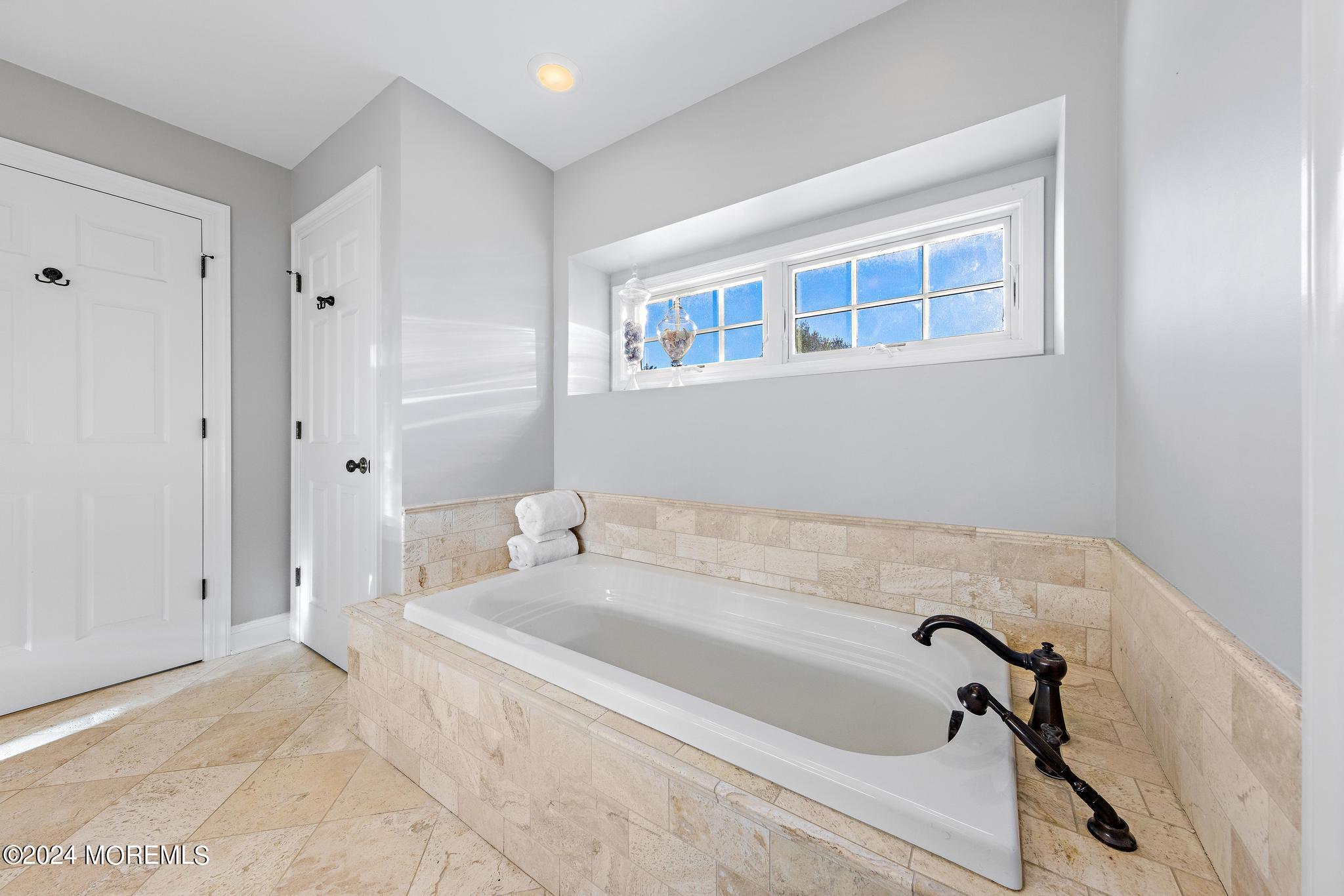 15 Oakes Road Rumson, NJ 07760 - Photo 35 of 61 15 Oakes master bath tub