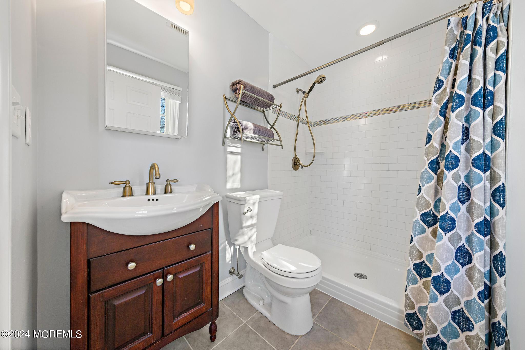 15 Oakes Road Rumson, NJ 07760 - Photo 39 of 61 15 Oakes en suite bathroom