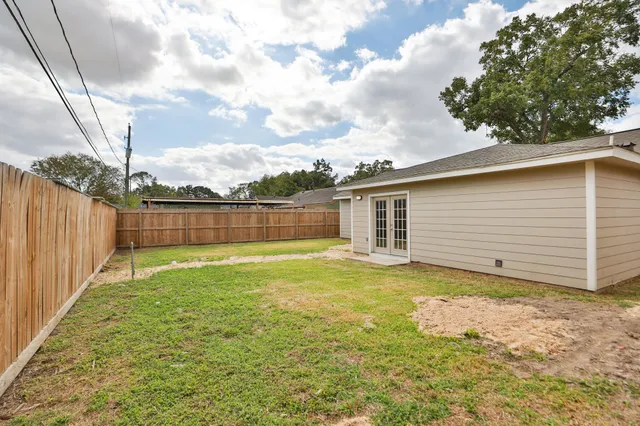 a front view of house with yard and garage
