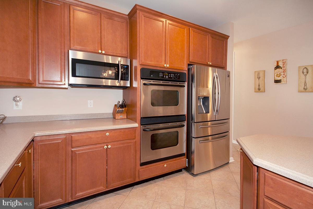 17 Ragan Ridge Road Sicklerville, NJ 08081 - Photo 13 of 57 Kitchen: 12" Ceramic Tile, SS Appliance