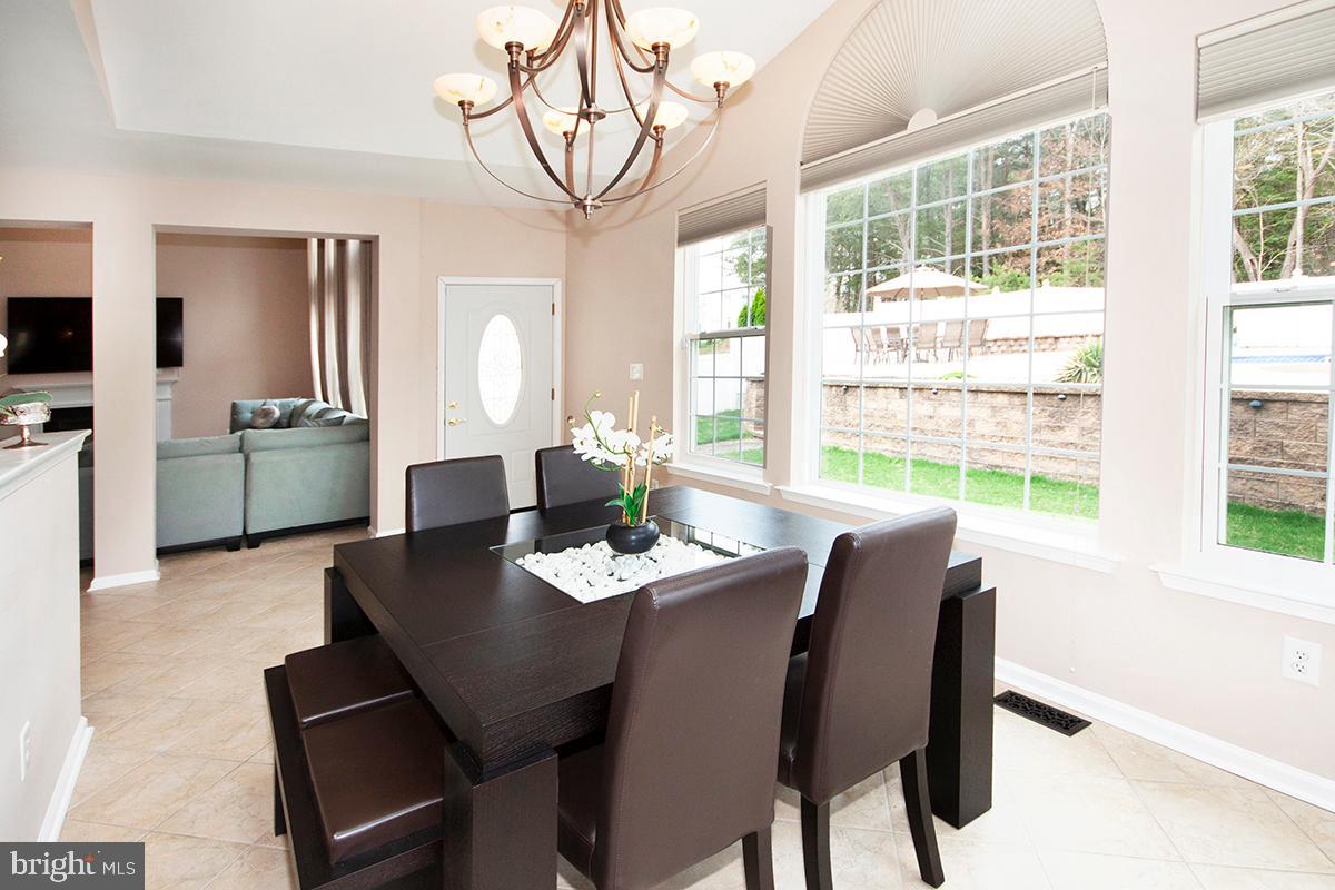 17 Ragan Ridge Road Sicklerville, NJ 08081 - Photo 14 of 57 Morning Room: Vaulted Ceilings: Panoramic View