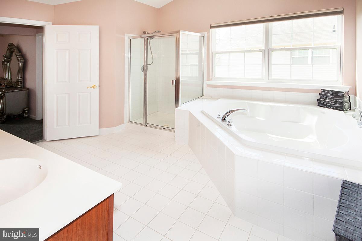 17 Ragan Ridge Road Sicklerville, NJ 08081 - Photo 25 of 57 Master Bathroom: Garden Tub