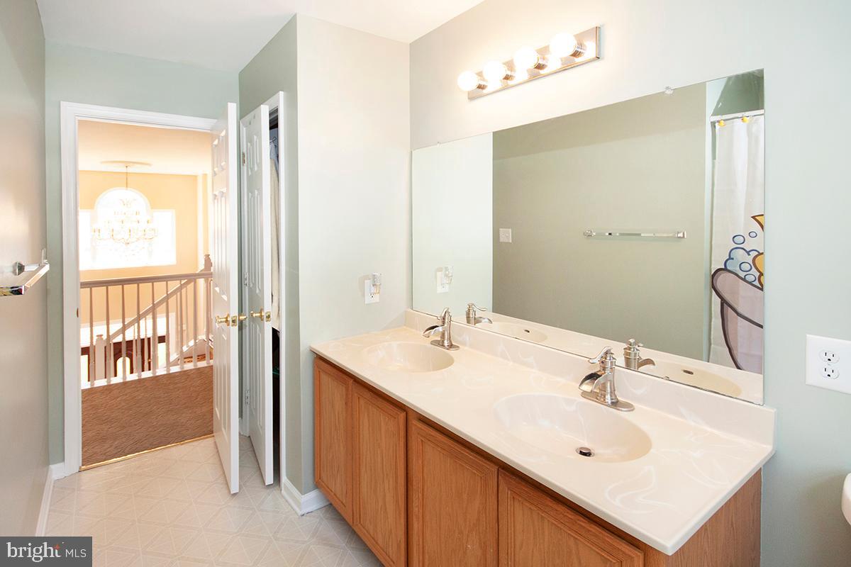 17 Ragan Ridge Road Sicklerville, NJ 08081 - Photo 35 of 57 Main Bathroom: Dual Vanity