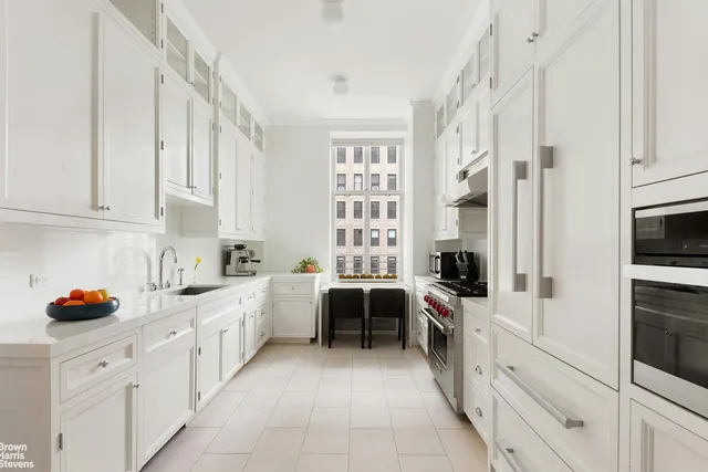 $5,495,000 | 390 West End Avenue, Unit 5H | Upper West Side