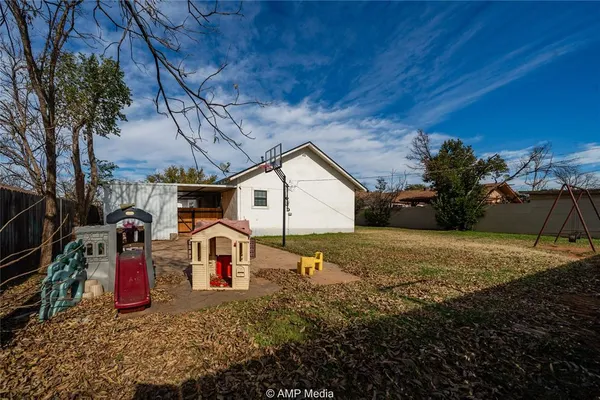 a view of a house with backyard