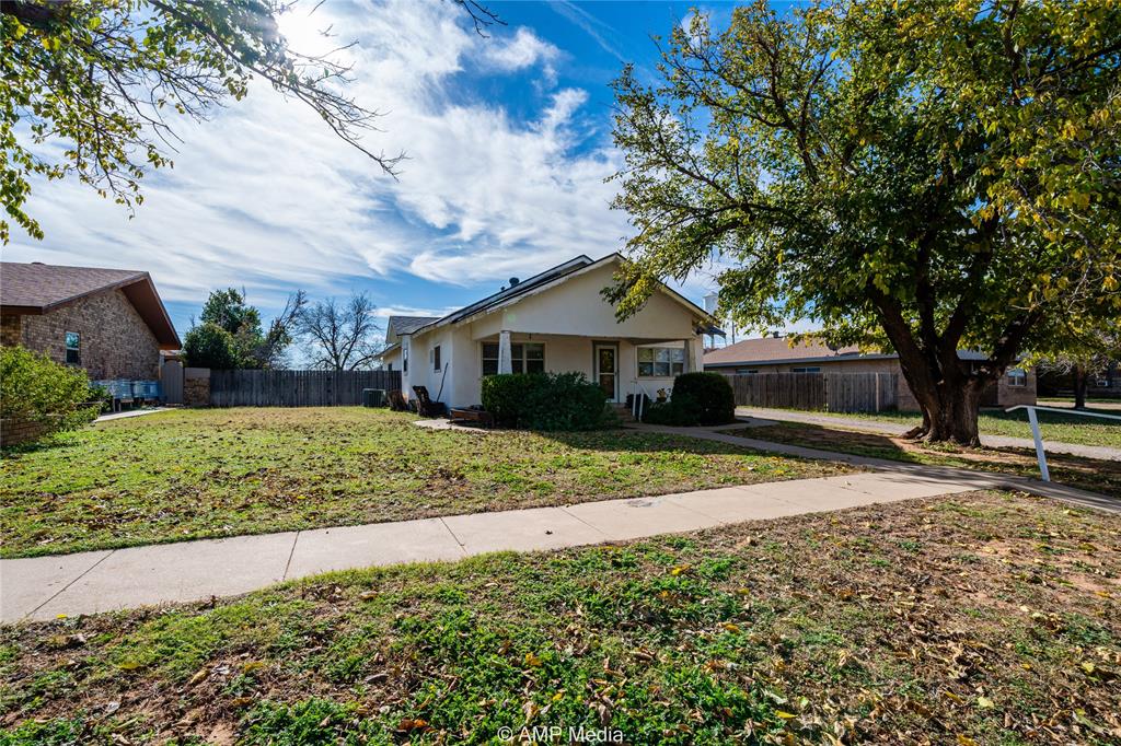 506 East Beauregard Street Rotan, TX 79546 - Photo 3 of 25 a front view of a house with a yard