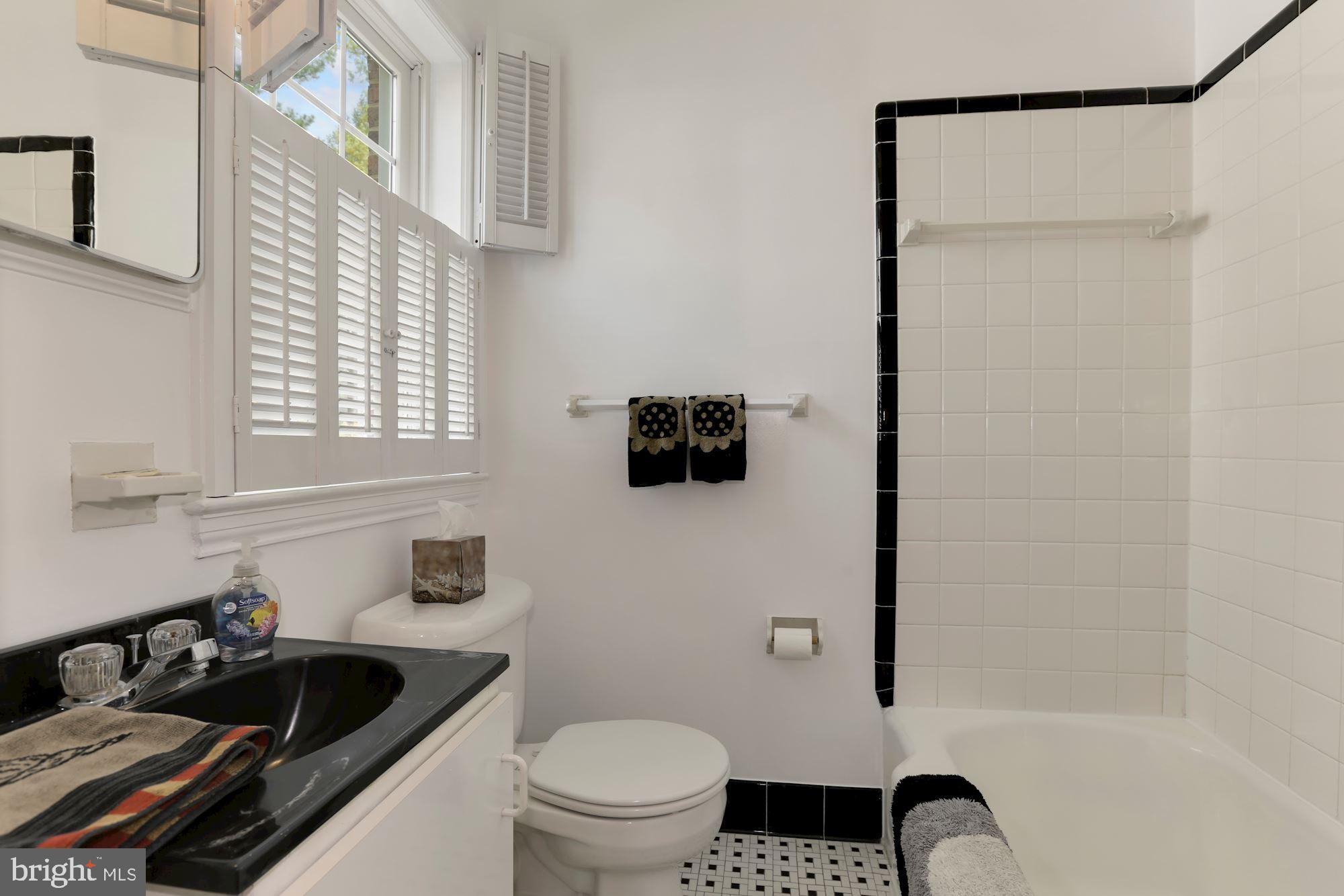 5615 Overlea Road Bethesda, MD 20816 - Photo 12 of 48 Main level full bath with shower/tub.