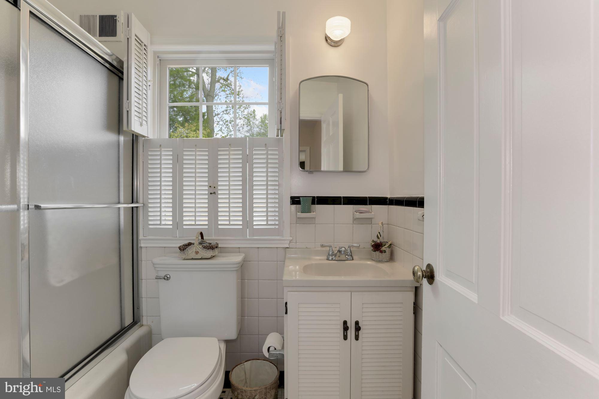 5615 Overlea Road Bethesda, MD 20816 - Photo 34 of 48 Upstairs Hallway Bathroom with shower/tub.