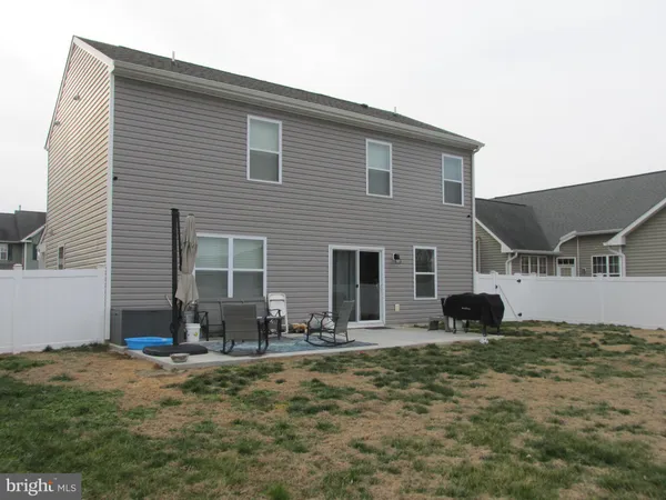 a view of a house with backyard