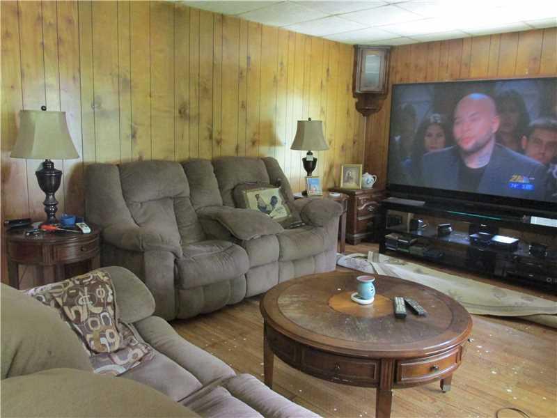 3462 Sample Road Hermitage, PA 16148 - Photo 3 of 13 Living Room.