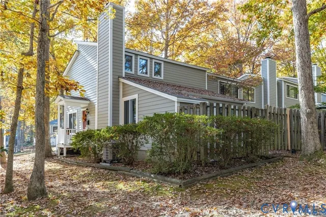 a view of a house with backyard and garden
