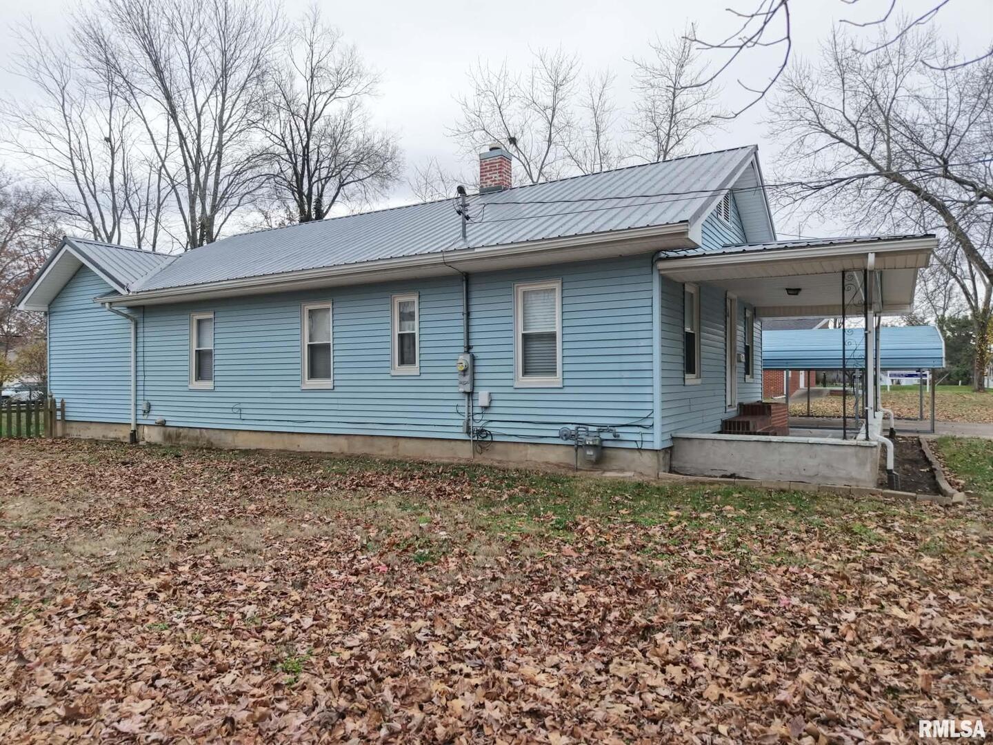 1206 South Main Street Benton, IL 62812 - Photo 4 of 23 a front view of a house with garden