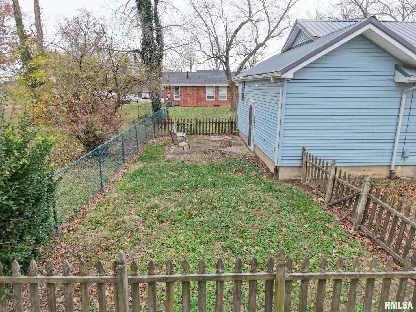 1206 South Main Street Benton, IL 62812 - Photo 7 of 23 a front view of a house with garden