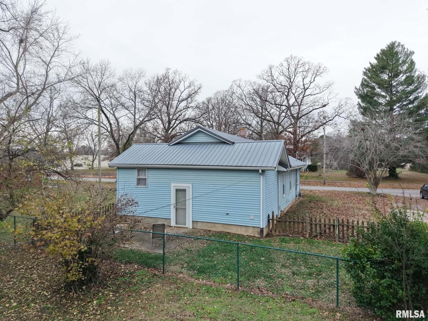 1206 South Main Street Benton, IL 62812 - Photo 8 of 23 a view of a backyard of the house
