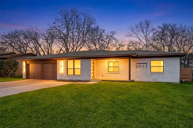 a view of a yard with a tree