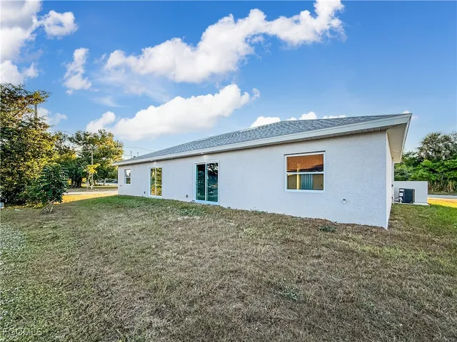 a view of a house with a backyard