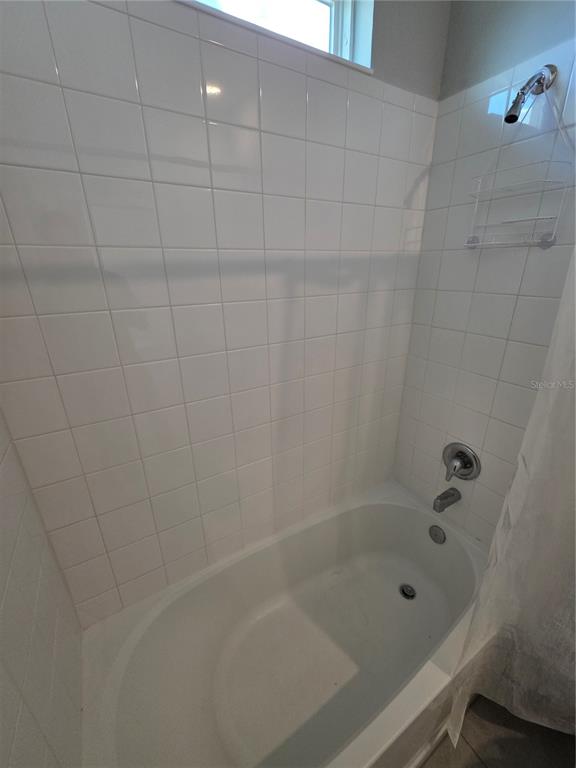 8059 Southwest 57th Court Ocala, FL 34476 - Photo 10 of 36 a bathroom with a bathtub