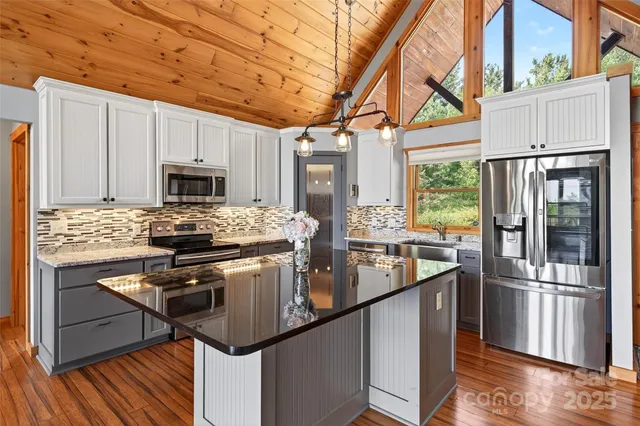 $575,000 | 26 Lakeview Trail, Nebo, NC 28761