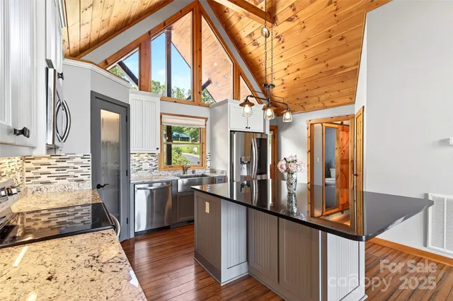 $575,000 | 26 Lakeview Trail, Nebo, NC 28761