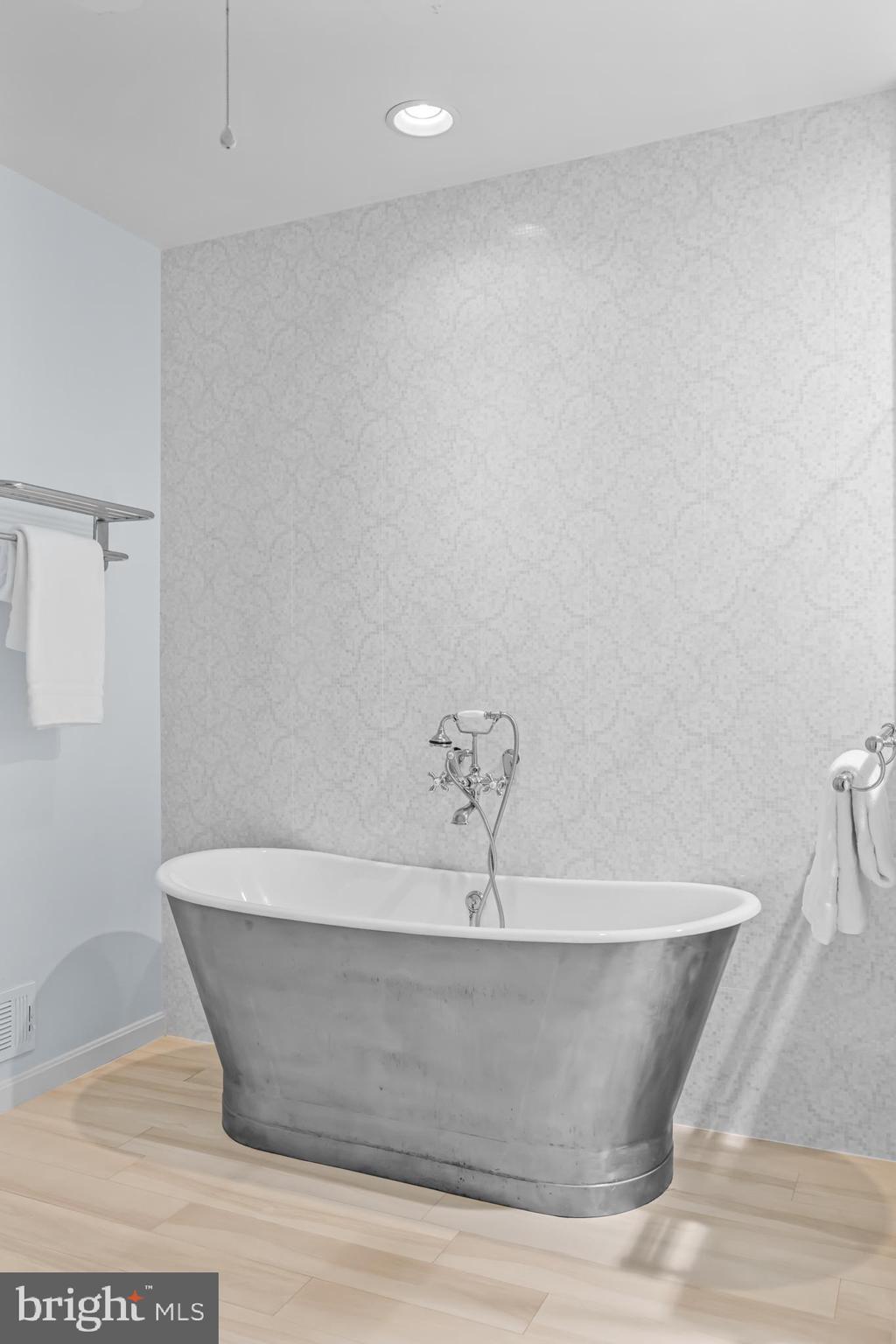 20366 Cloverfield Terrace Sterling, VA 20165 - Photo 31 of 96 a view of a bathtub in a bathroom