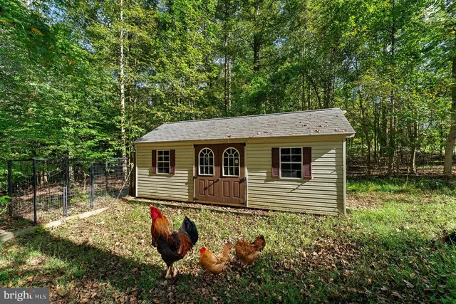 a view of a house with backyard