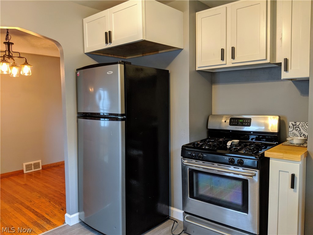 4237 Lambert Road Cleveland, OH 44121 - Photo 6 of 24