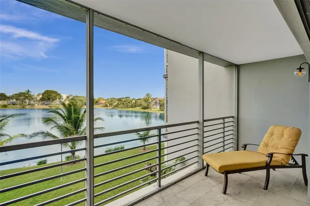 $3,800 | 877 Northeast 195th Street, Unit 222, Miami, FL 33179