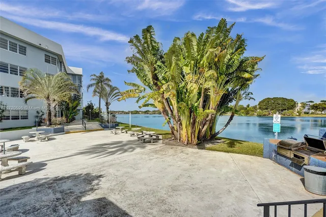 $3,800 | 877 Northeast 195th Street, Unit 222, Miami, FL 33179