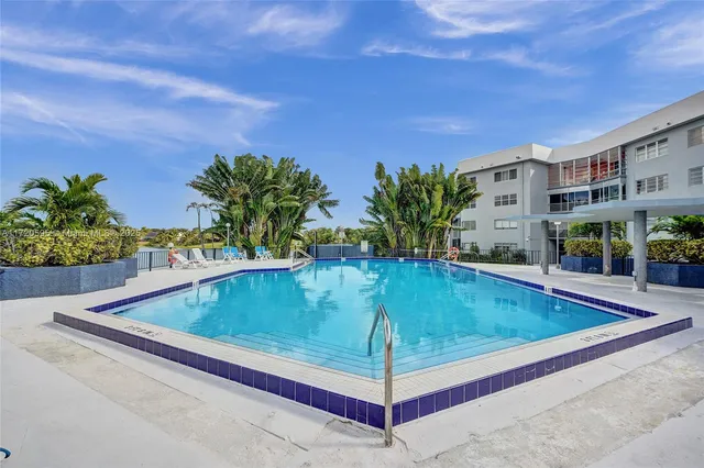 $3,800 | 877 Northeast 195th Street, Unit 222, Miami, FL 33179