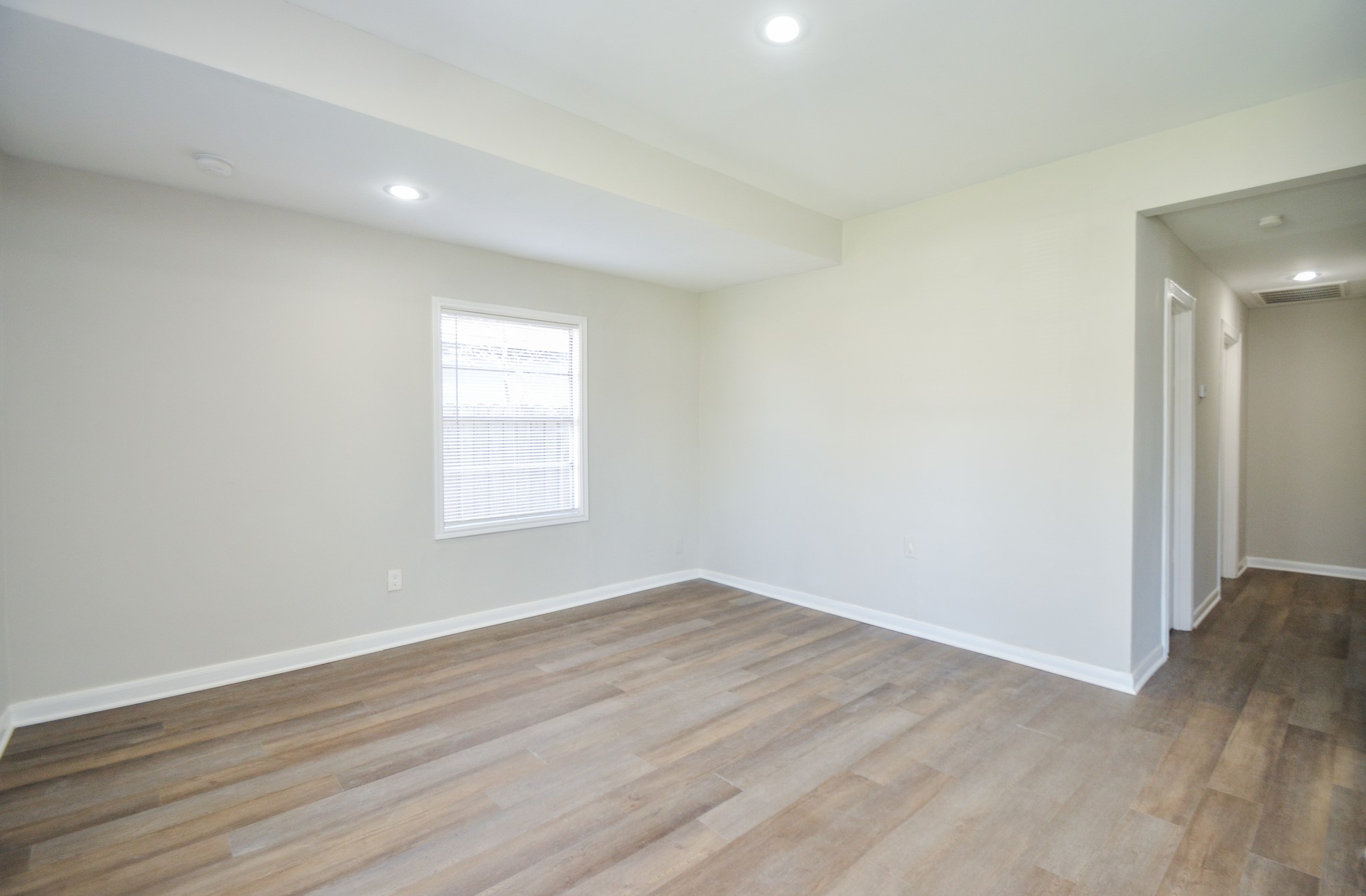 5238 Keystone Street Houston, TX 77021 - Photo 5 of 31 Recessed lighting throughout.