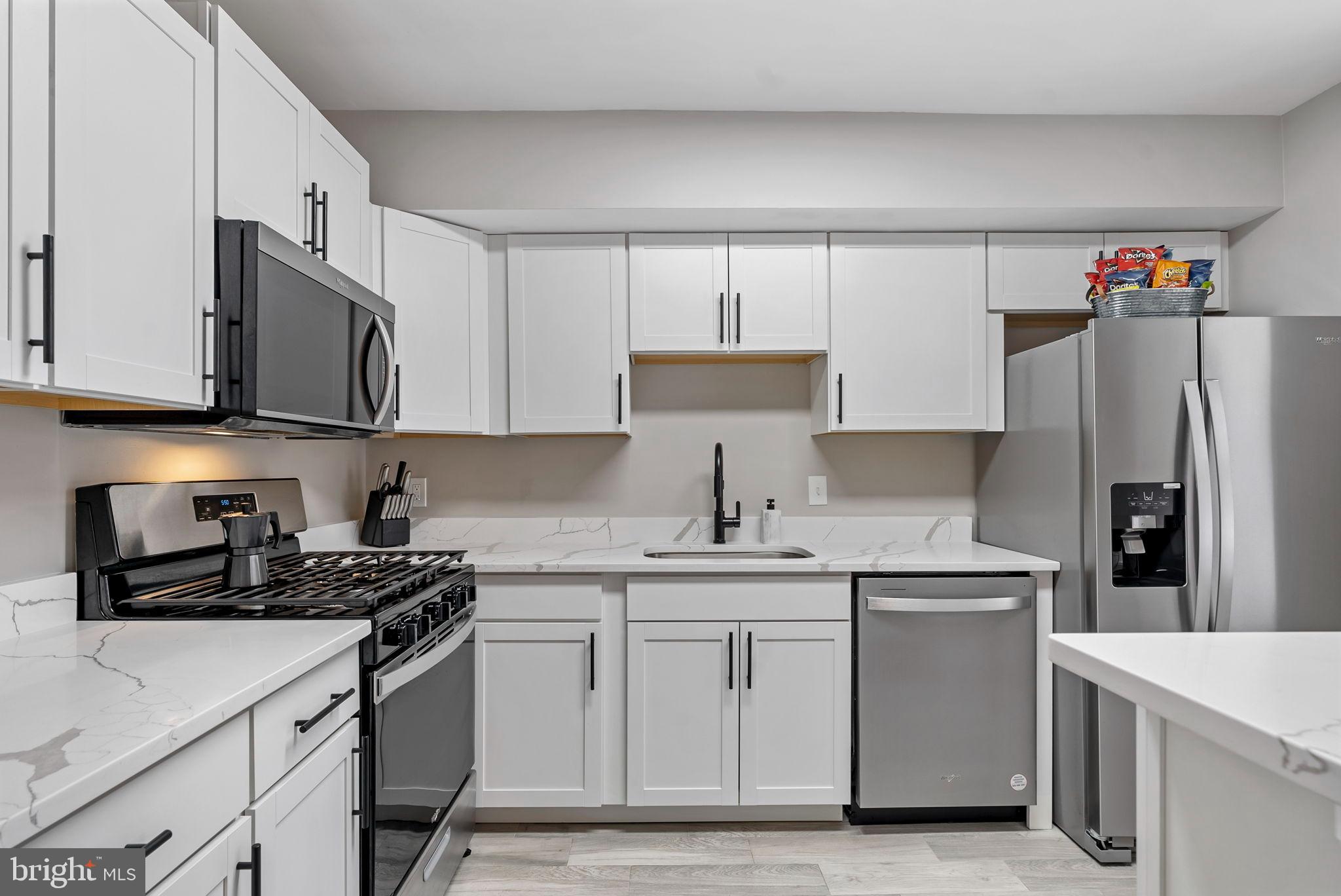790 Quince Orchard Boulevard, Unit 202 Gaithersburg, MD 20878 - Photo 6 of 25 Crisp White Shaker style cabinetry