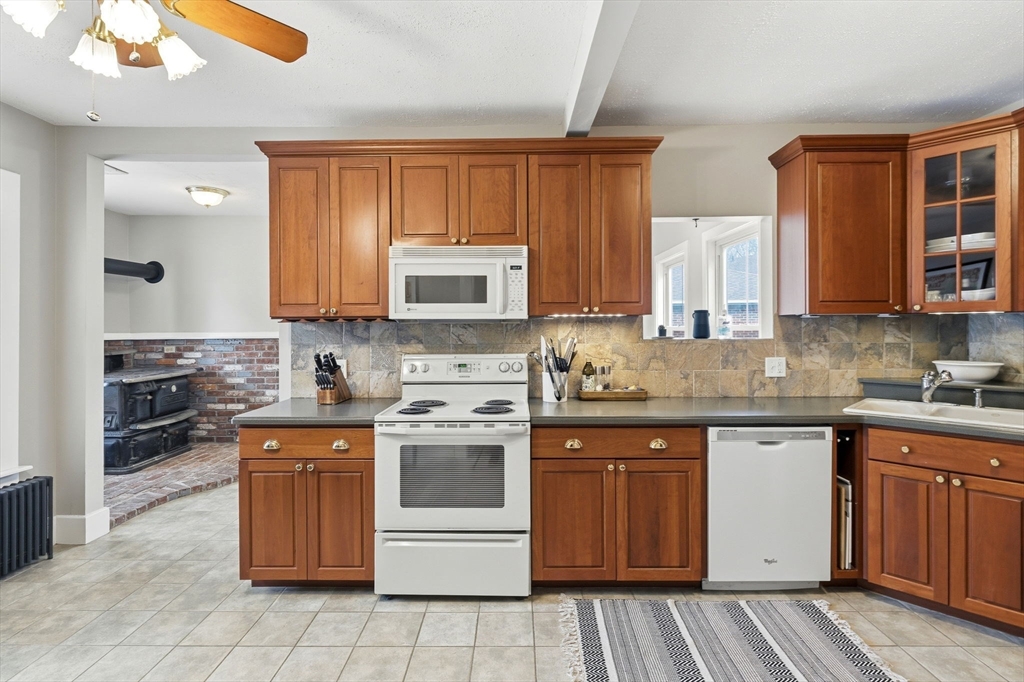 589 Smithfield Road North Providence, RI 02904 - Photo 18 of 41