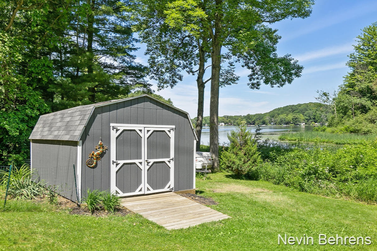 5396 Centerline Road Newaygo, MI 49337 - Photo 5 of 20 5396 Centerline Shed Closeup
