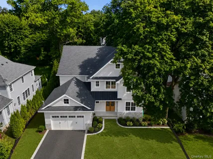 $4,495,000 | 8 Crest Lane, Scarsdale, NY 10583