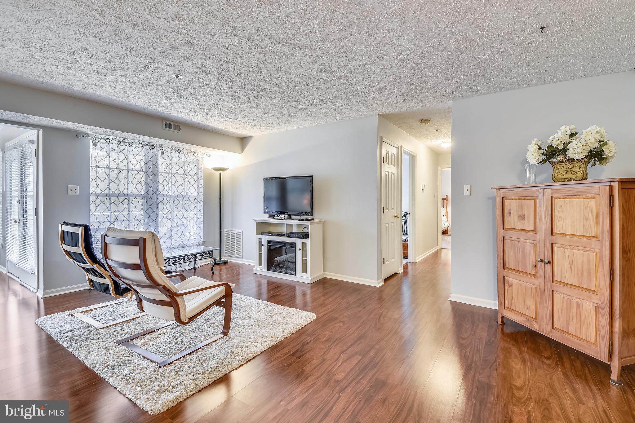 733 Deering Road, Unit 6G Pasadena, MD 21122 - Photo 5 of 37 Living Room