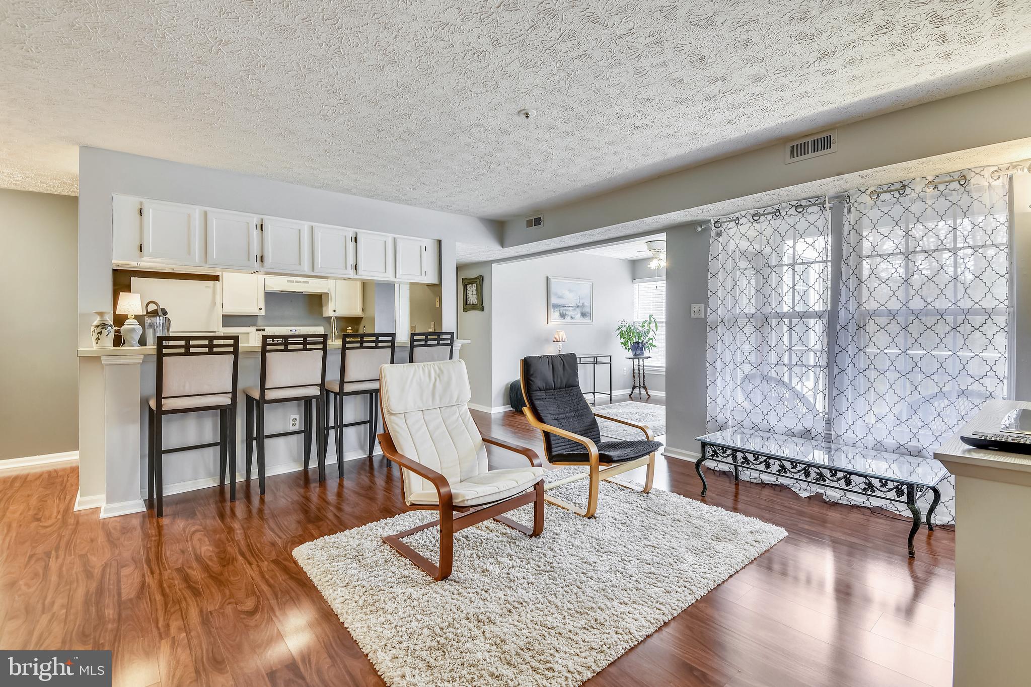 733 Deering Road, Unit 6G Pasadena, MD 21122 - Photo 6 of 37 Living Room