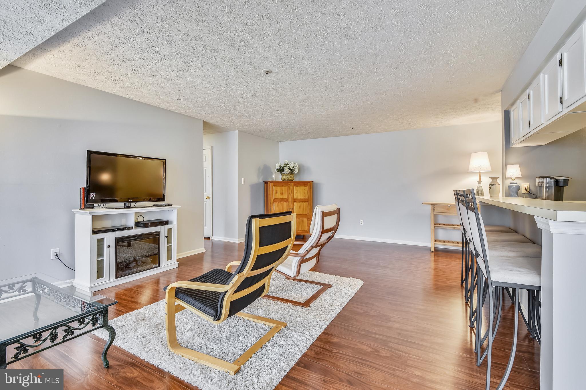 733 Deering Road, Unit 6G Pasadena, MD 21122 - Photo 8 of 37 Living Room
