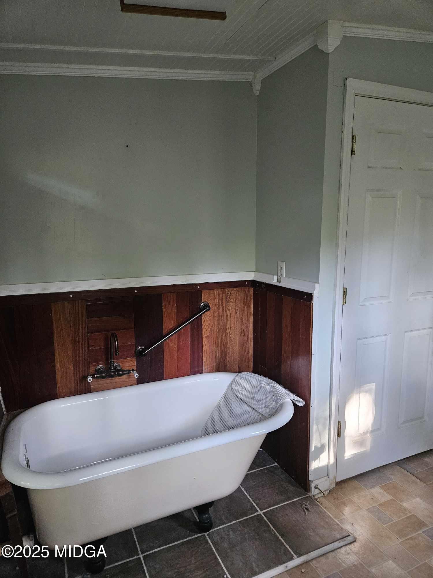 156 Rose Down Avenue Gray, GA 31032 - Photo 30 of 46 a bathroom with a bathtub